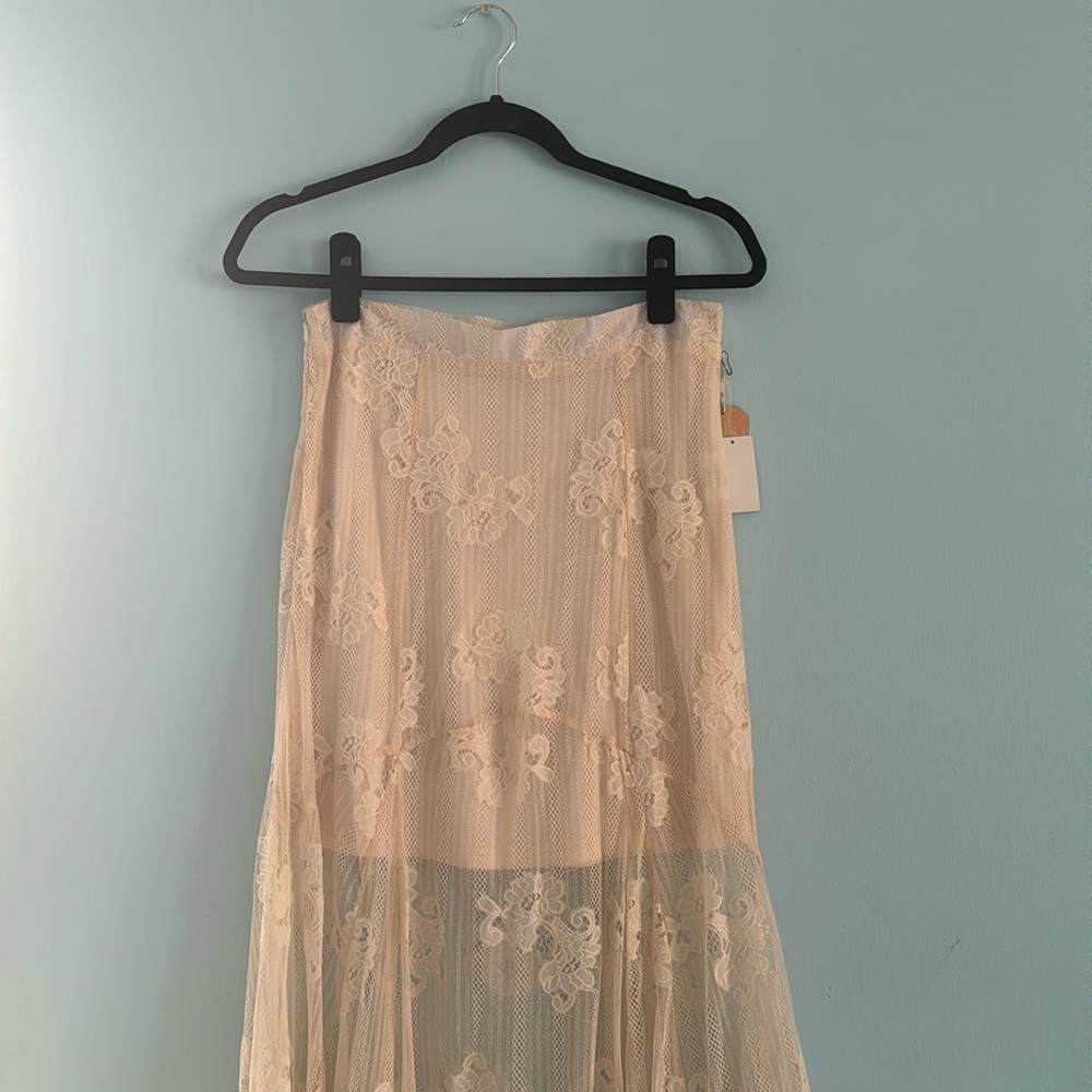 Pretty light pink skirt prefect for Spring. Lace is still in excellent shape.
